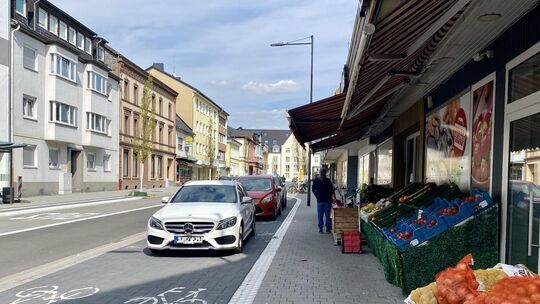 Eigentlich haben sie dort nichts zu suchen: Trotzdem parken immer öfter Autofahrer auf der wiedereröffneten Schloßstraße in Neuw