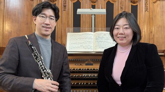 Byunki Lee (links) und Dayoung Kangan aus Prüm bringen Stücke zum Thema „Aufbruch, Schöpfung, neues Leben mit Oboe und Orgel zu