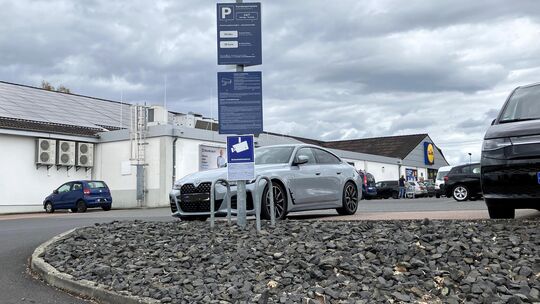 Erfolg für eine Frau Gehlert: Der Betreiber eines Supermarktparkplatzes in Hachenburg hat die Vertragsstrafe gegen sie jetzt auf