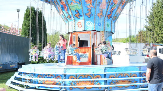Die Kinder der Kita am Schlossberg waren stolz, als Erste das Frühlingsfest eröffnen zu dürfen.