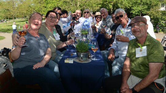 Beste Stimmung herrschte am Weinstand des Weingutes Philipp Dhom, wo die "Dhomschlucker" in Sachen Weinexpertise engagiert waren