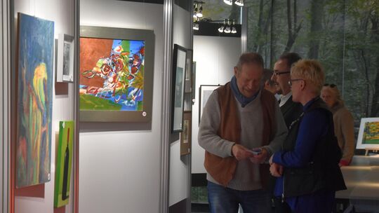 Das Bild mit der Weinflasche erzielte mit fast 1000 Euro das höchste Gebot an diesem Tag.