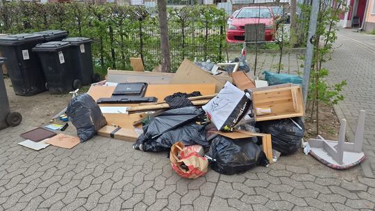 Kaum weggeräumt liegt dort wieder neuer Müll, in der Müllergasse/Ecke Wilhelmstraße.
