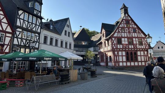 Sticht direkt ins Auge: Das Alte Rathaus in Rhens ist mit seinem Fachwerk ein beliebter Ort in der Stadt. Es gibt allerdings Flä