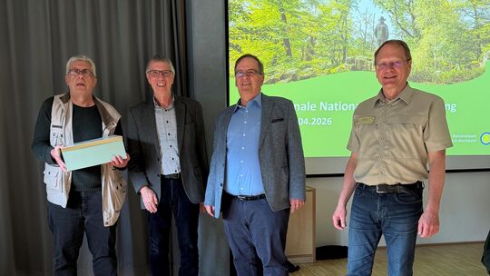 Erwin Manz (2. von links), Staatssekretär im Mainzer Umweltministerium, und Uwe Weber (links), langjähriger Bürgermeister der Ve Erwin Manz (2. von links), Staatssekretär im Mainzer Umweltministerium, und Uwe Weber (links), langjähriger Bürgermeister der Ve