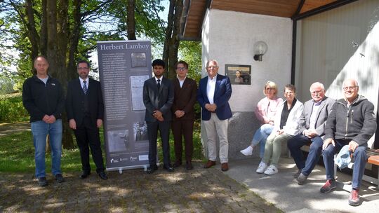Die Gedenktafel für Herbert Lamboy wurde nun feierlich eingeweiht (von links): Ortsbürgermeister Thomas Heun, Markus Müller, die