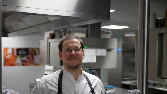 Sebastian Baumann leitet als Küchenchef die Michelin-Sterne-Küche des Brogsitter Gasthauses Sanct Peter in Walporzheim. In diese