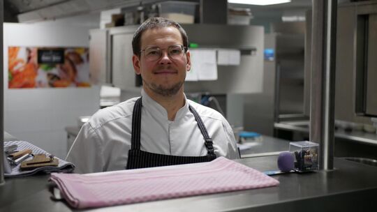 Sebastian Baumann leitet als Küchenchef die Michelin-Sterne-Küche des Brogsitter Gasthauses Sanct Peter in Walporzheim. In diese