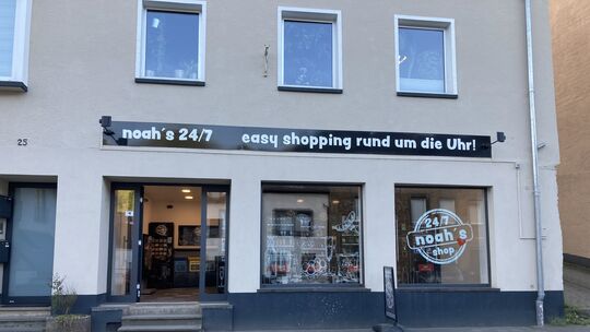 Im 24-Stunden-Shop "Noah's" an der Treiser Brückenstraße ist ein Automat am vergangenen Samstag mit einer Axt zertrümmert worden