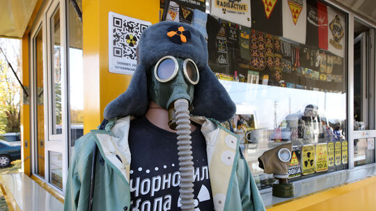 Eine Schaufensterpuppe trägt eine Gasmaske an einem Souvenirgeschäft im Ort Dytyatky, welcher am Rand der Sperrzone von Tscherno