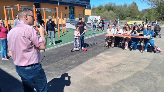 Stadtbürger Hans-Peter Lampel begrüßte die Besucher des Tags der offenen Tür im JUZ Birkenfeld, bei dem das neue Außengelände de