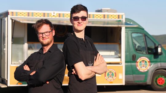Elias Dilly (rechts) und Mike Bösand von den Pizza Buddies haben in einen neuen Foodtruck investiert. Damit wollen sie auf Event