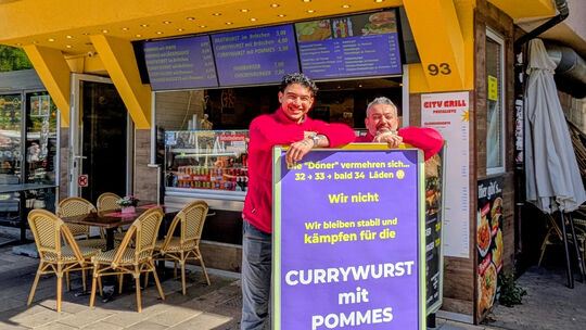Die letzte Pommesbude in der Innenstadt will gegen die Dönber-Übermacht nicht klein beigeben: "Wir bleiben stabil", schreibt Che