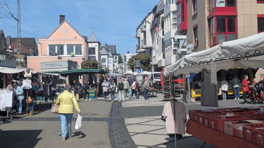 Jeden Freitag kommen viele Besucher in Betzdorf auf den Wochenmarkt.