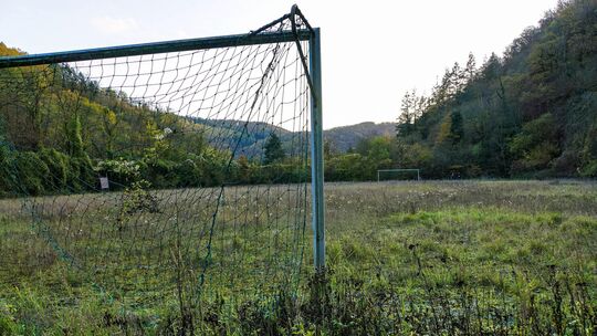 Der Prototyp eines längst vergessenen Sportplatzes: Über den damaligen Hartplatz des TuS Pommern an der Mosel ist im wahrsten Si Der Prototyp eines längst vergessenen Sportplatzes: Über den damaligen Hartplatz des TuS Pommern an der Mosel ist im wahrsten Si