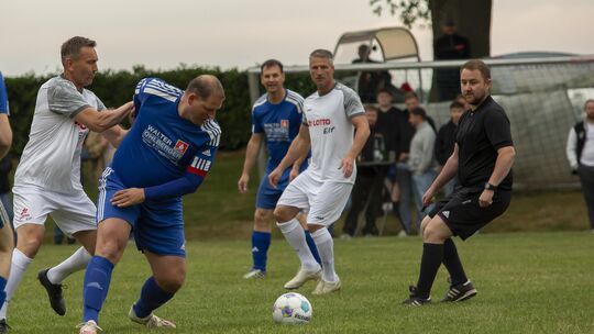 Der ehemalige Emmelshausener Verbandsliga-Akteur Thomas Reiz (in Blau, links) hat beim 1:0-Sieg seiner SG Vorderhunsrück II gege