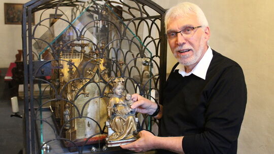 Der Treis-Kardener Pastor Hermann-Josef Flöck ist froh darüber, dass eine 2017 gestohlene hölzerne Madonna wieder ihren Platz in