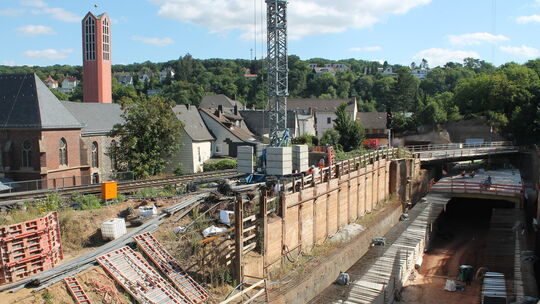 Im Juli 2020 konnte man von der Schaumburger Straße aus einen teifen Blick in den künftigen Diezer Tunnel wagen. Ein Teil des au Im Juli 2020 konnte man von der Schaumburger Straße aus einen teifen Blick in den künftigen Diezer Tunnel wagen. Ein Teil des au