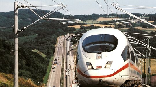 ICEs der Deutschen Bahn rauschen seit fast 25 Jahren über die meist parallel zur A3 verlaufende Trasse zwischen Köln und Frankfu ICEs der Deutschen Bahn rauschen seit fast 25 Jahren über die meist parallel zur A3 verlaufende Trasse zwischen Köln und Frankfu