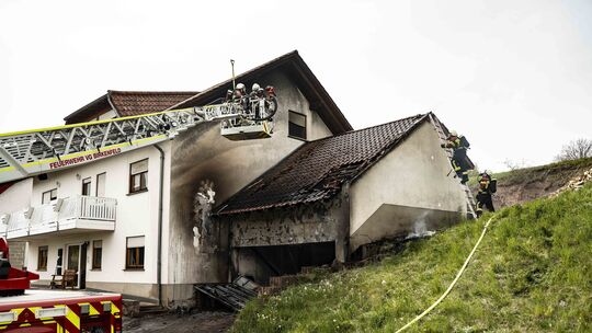 Feuerwehrleute in Berglangenbach im Einsatz: Dank ihres schnellen Eingreifens konnte das Übergreifen der Flammen von der Garage