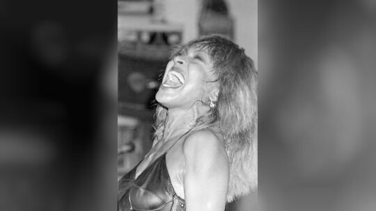 Tina Turner auf der Bühne in der Diezer Diskothek „Easy“. Dieses Foto hat die Sängerin selbst
choreografiert. Der Mitarbeiter d Tina Turner auf der Bühne in der Diezer Diskothek „Easy“. Dieses Foto hat die Sängerin selbst
choreografiert. Der Mitarbeiter d