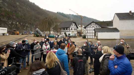 Ein halbes Jahr nach der Flut: Politikerinnen sprechen beim Besuch in der zerstörten Gemeinde Schuld mit Medien. Welche Rolle sp Ein halbes Jahr nach der Flut: Politikerinnen sprechen beim Besuch in der zerstörten Gemeinde Schuld mit Medien. Welche Rolle sp