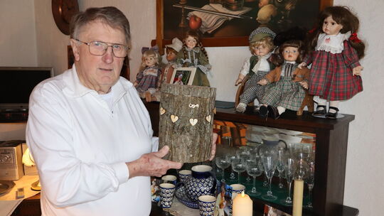Weil es ihr letzter Wunsch war, steht die Urne mit der Asche seiner Ehefrau nun im Puppenregal von Günter Link aus St. Goar. Weil es ihr letzter Wunsch war, steht die Urne mit der Asche seiner Ehefrau nun im Puppenregal von Günter Link aus St. Goar.