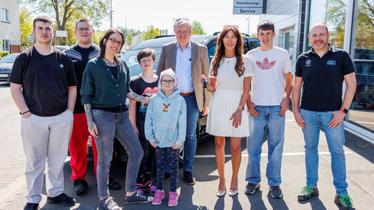 HELFT-UNS-LEBEN-Fahrzeugübergabe in Katzenelnbogen an Familie Voigt (von links): Kornelius Voigt, Morten Voigt, Kerstin Voigt, M