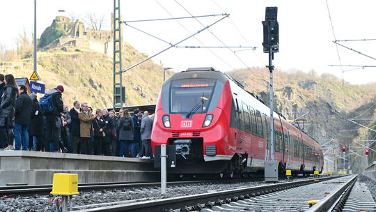 Am 12. Dezember wurde der hintere Teil der Ahrstrecke zwischen Walporzheim und Ahrbrück freigegeben. An den Bahnhöfen (wie hier Am 12. Dezember wurde der hintere Teil der Ahrstrecke zwischen Walporzheim und Ahrbrück freigegeben. An den Bahnhöfen (wie hier