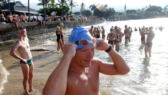 Triathlet Jürgen Zäck aus Vallendar, hier im Startbereich des Ironman auf Hawaii am Pier von Kailua-Kona, gehörte zu den prägend