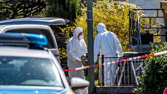 Spurensicherung und Polizei arbeiten in Weitefeld im Westerwald. Drei Menschen sind in Weitefeld im Westerwald im April 2025 tot Spurensicherung und Polizei arbeiten in Weitefeld im Westerwald. Drei Menschen sind in Weitefeld im Westerwald im April 2025 tot