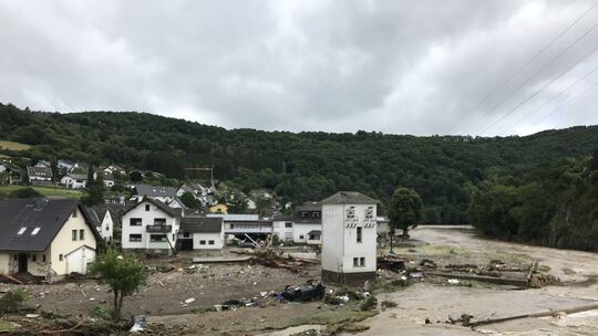Das Eifelörtchen Schuld am 15. Juli 2021, am Morgen nach der Ahrflut. Das Eifelörtchen Schuld am 15. Juli 2021, am Morgen nach der Ahrflut.