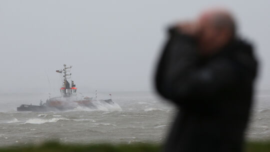 Ein Schlepper bei Sturm auf der Elbe: Dank leistungsstarker Ruderpropeller bleiben Boote auch bei Unwetter oder starker Strömung Ein Schlepper bei Sturm auf der Elbe: Dank leistungsstarker Ruderpropeller bleiben Boote auch bei Unwetter oder starker Strömung