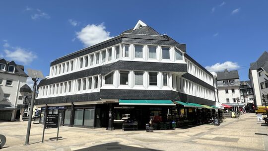 Der 80er-Jahre-Bau der aktuellen Montabaurer Verbandsgemeindeverwaltung in seiner auffälligen Optik aus schwarzen Schindelfläche