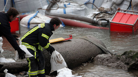Diese Luftmine, hier gesichert durch die Feuerwehr am 3. Dezember 2011, sollte einen Tag später in Koblenz entschärft werden. Zu Diese Luftmine, hier gesichert durch die Feuerwehr am 3. Dezember 2011, sollte einen Tag später in Koblenz entschärft werden. Zu