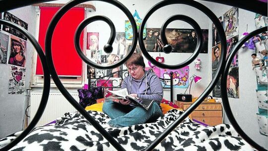 Sarah H. in ihrem Mädchenzimmer in Fischbach (Kreis Birkenfeld): Durch die TV-Kuppelshow "Schwer verliebt" änderte sich alles im Sarah H. in ihrem Mädchenzimmer in Fischbach (Kreis Birkenfeld): Durch die TV-Kuppelshow "Schwer verliebt" änderte sich alles im