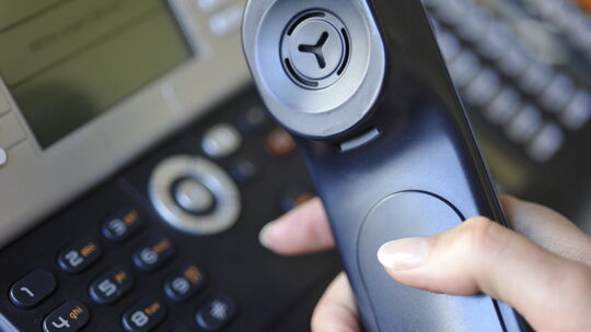 Das Telefon war der wichtigste Helfer in den Sportredaktionen, um an die Ergebnisse der diversen Fußball-Spielklassen zu kommen.