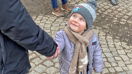Ein Anblick, den unsere Autorin nie vergessen wird: Der (damals) kleine Nasar bedankt sich bei einem der Helfer mit einem Handsc Ein Anblick, den unsere Autorin nie vergessen wird: Der (damals) kleine Nasar bedankt sich bei einem der Helfer mit einem Handsc