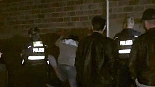 Polizisten als Protagonisten eines Videodrehs wider Willen: "No Mercy" war einst in aller Munde. Polizisten als Protagonisten eines Videodrehs wider Willen: "No Mercy" war einst in aller Munde.