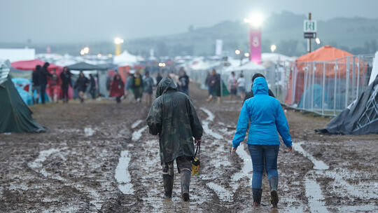 Das "Feld der Träume" versinkt im Matsch: Nach einem heftigen Unwetter wird das Festival Rock am Ring abgebrochen. Das "Feld der Träume" versinkt im Matsch: Nach einem heftigen Unwetter wird das Festival Rock am Ring abgebrochen.
