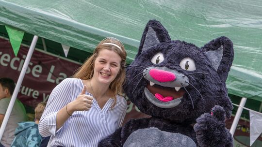 Posieren will gelernt sein, auch als Katz! Hier mit der damaligen Mosel-Weinprinzessin Julia Weis bei den Zeller Schützen im Sep Posieren will gelernt sein, auch als Katz! Hier mit der damaligen Mosel-Weinprinzessin Julia Weis bei den Zeller Schützen im Sep