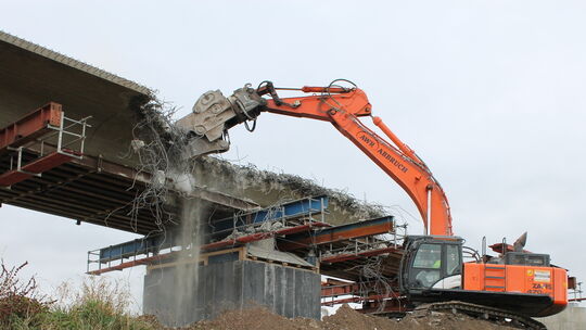 Es staubte ordentlich als mithilfe eines Abrissbaggers ein Teil des Überbaus der Ehrbachtalbrücke wieder abgerissen werden musst Es staubte ordentlich als mithilfe eines Abrissbaggers ein Teil des Überbaus der Ehrbachtalbrücke wieder abgerissen werden musst