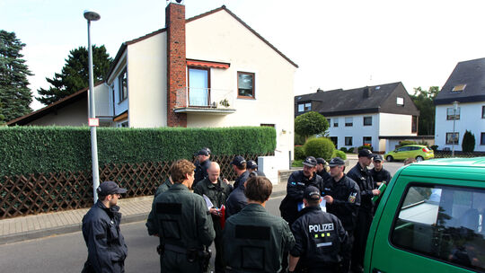 Polizeibeamte stehen im Juli 2011 vor dem Wohnhaus im Koblenzer Stadtteil Horchheim, in dem ein Ehepaar tot aufgefunden worden i Polizeibeamte stehen im Juli 2011 vor dem Wohnhaus im Koblenzer Stadtteil Horchheim, in dem ein Ehepaar tot aufgefunden worden i