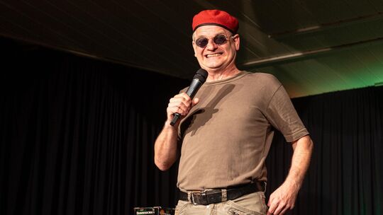 Mit seinem eigensinnigen Humor mischte Holger Müller als "Ausbilder Schmidt" den Saal in Nauort auf.