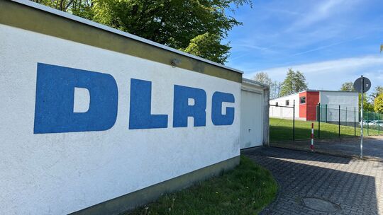Die Räumlichkeiten der DLRG-Ortsgruppe Montabaur befinden sich in unmittelbarer Nachbarschaft des Mons-Tabor-Bads.
