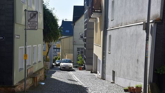 Hier fährt gerade ein Auto rückwärts wieder zurück, weil es oben in der Friedrichstraße zu eng zum wenden ist.