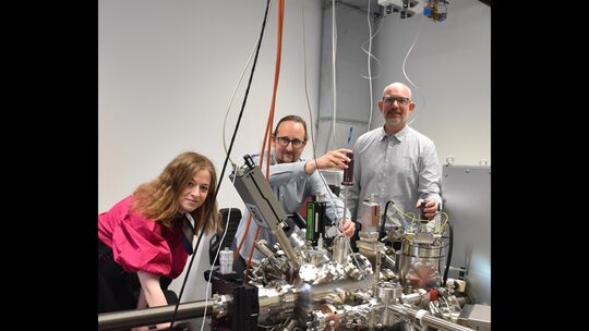 Sind mit ihrem Labor ins neue Incyte gezogen: Prof. Dr. Carsten Busse (r.), Akademischer Rat Robin Ohmann und Doktorandin Amira