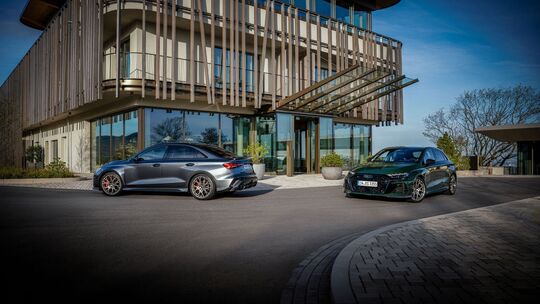 Audi RS3 Limousine (l) und Audi RS3 Sportback