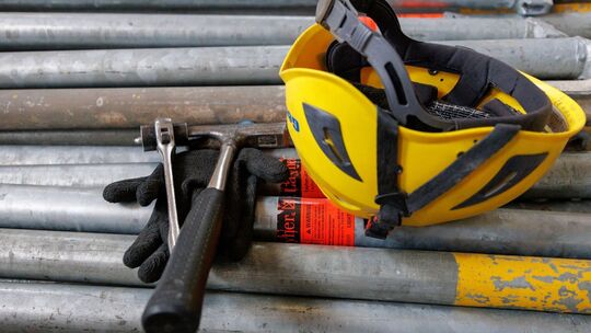 Werkzeug und Helm auf Baustelle