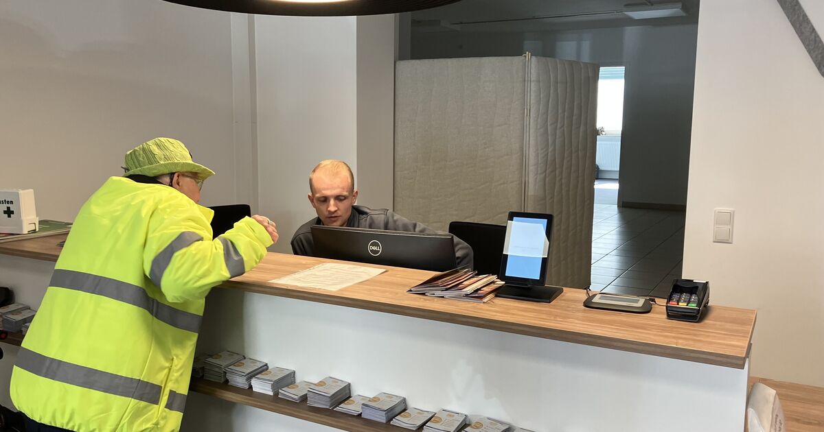 elfbar elfa master akku Rauchen im Zug & öffentlichen Verkehrsmitteln | glo ™ main image 1